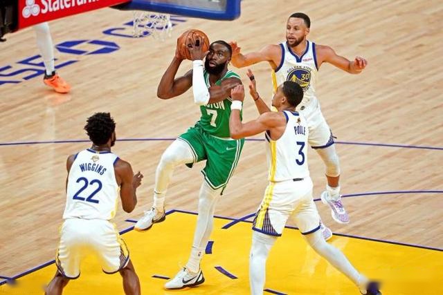 利拉德41分雄鹿逆转胜快船 森林里险胜开拓者